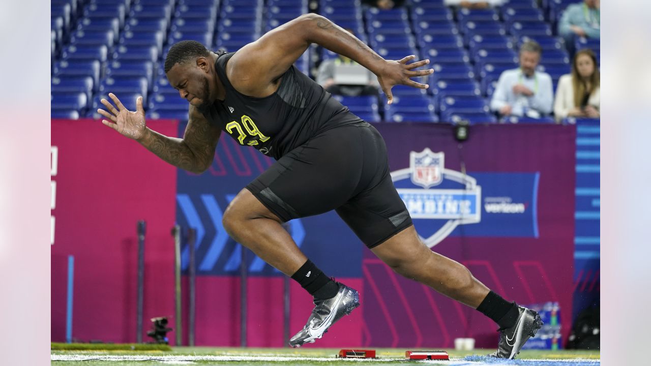 \ud83d\udea8 ALERT: New England Patriots Trade 6th Round Pick To Vikings For OL  Vederian Lowe | Patriots News - YouTube