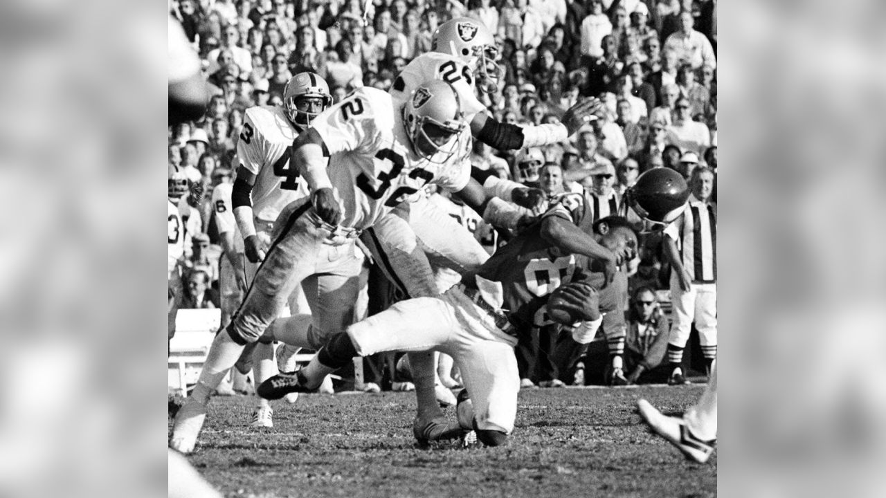 Super Bowl XI: Raiders, the NFL's bad guys, batter Vikings, 32-14 – New  York Daily News