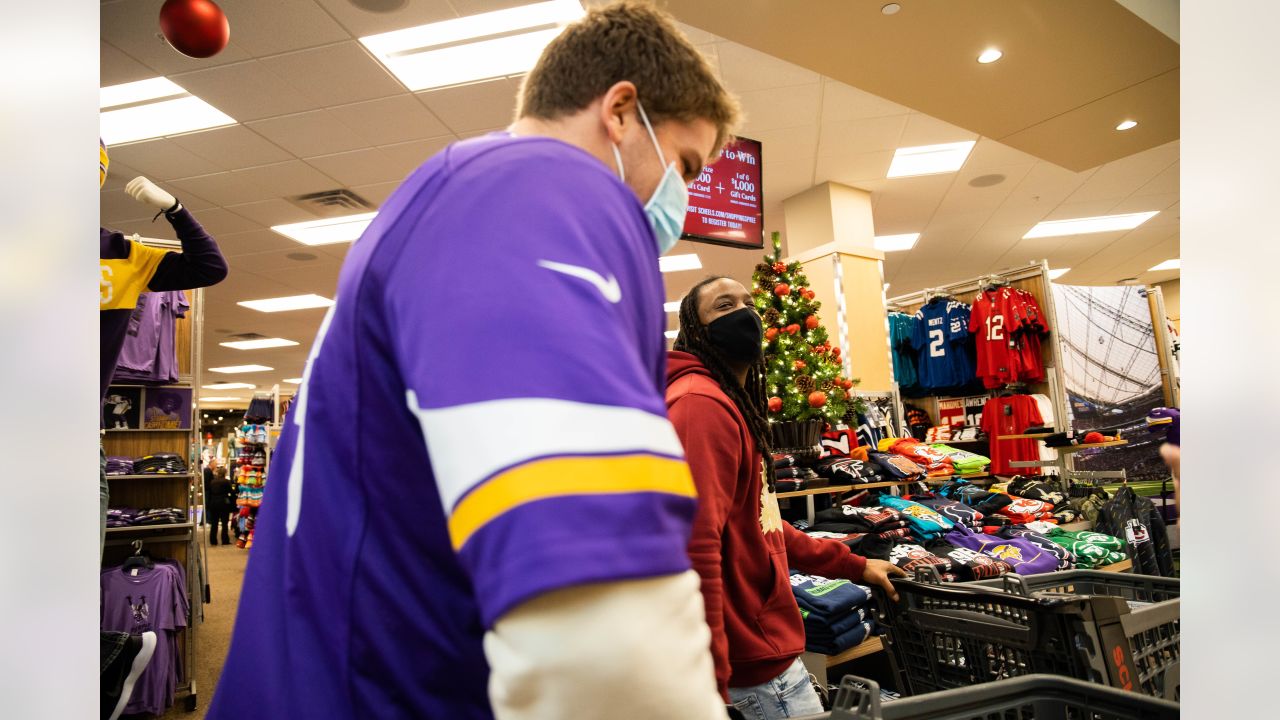Vikings Team Up with SCHEELS to Spread Holiday Cheer