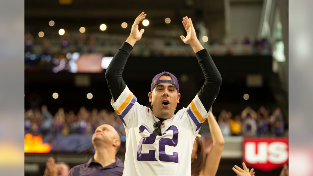 Dog clapping along to Vikings' SKOL chant is must-see content