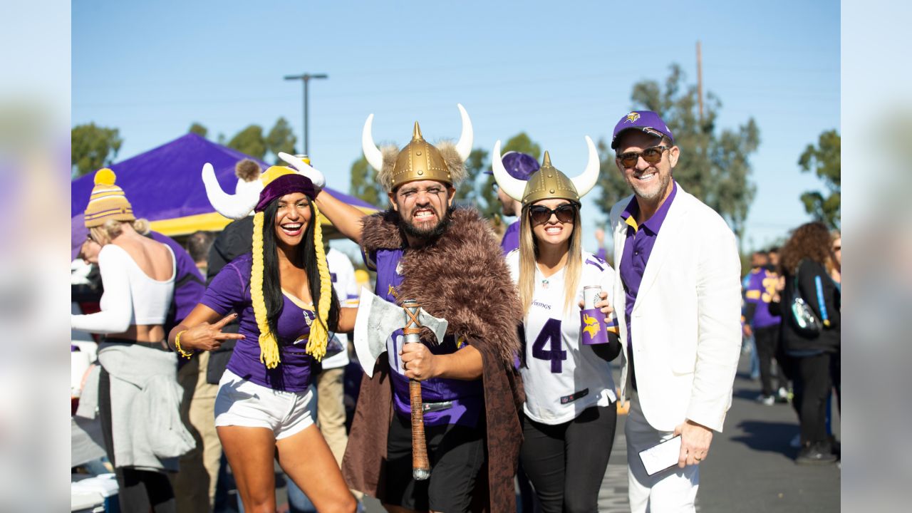 Santa Clara, California, USA. 11th Jan, 2020. 56 Kwon Alexander and #99  Danielle Hunter signing jerseys and showing some sportsmanship after the  NFC Divisional Game, Minnesota Vikings vs. San Francisco 49ers game