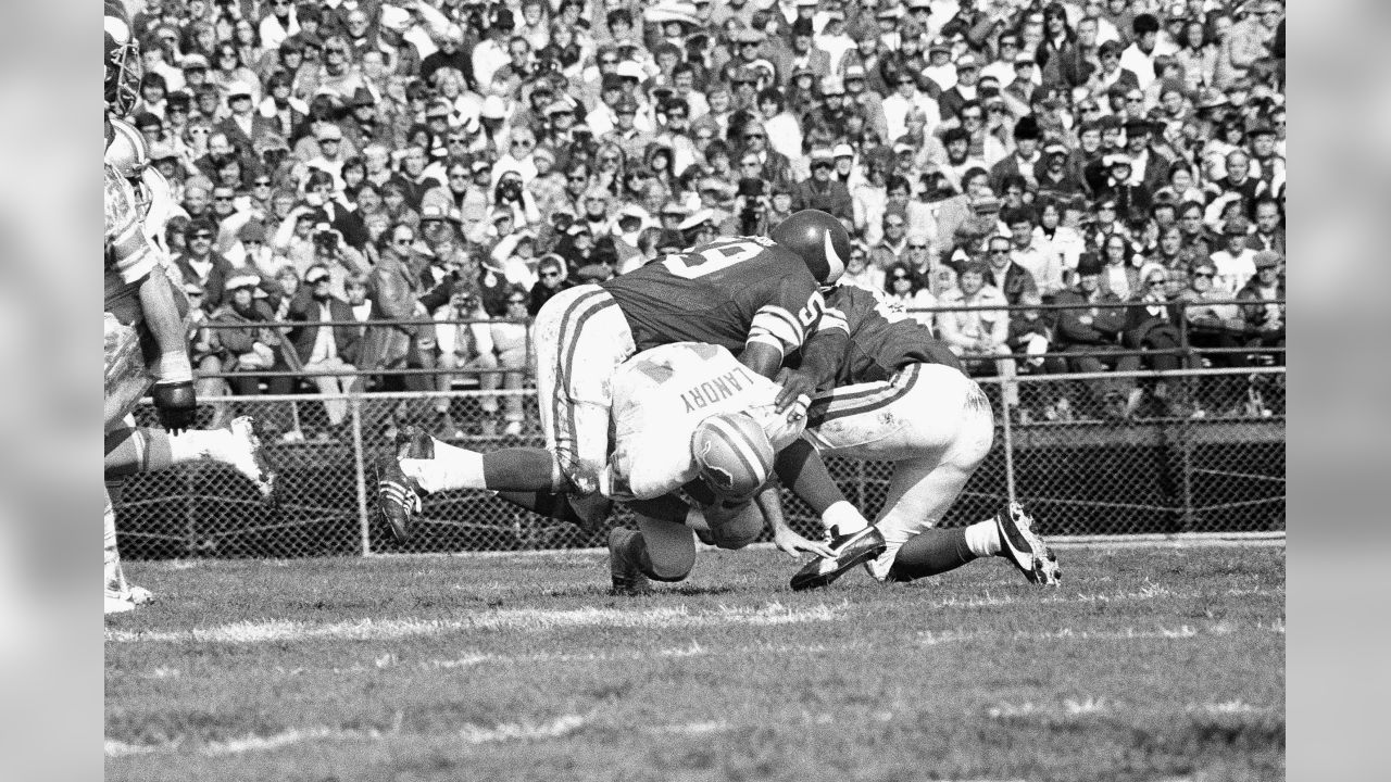 Minnesota Vikings' Matt Blair (59) goes high to block the kick by