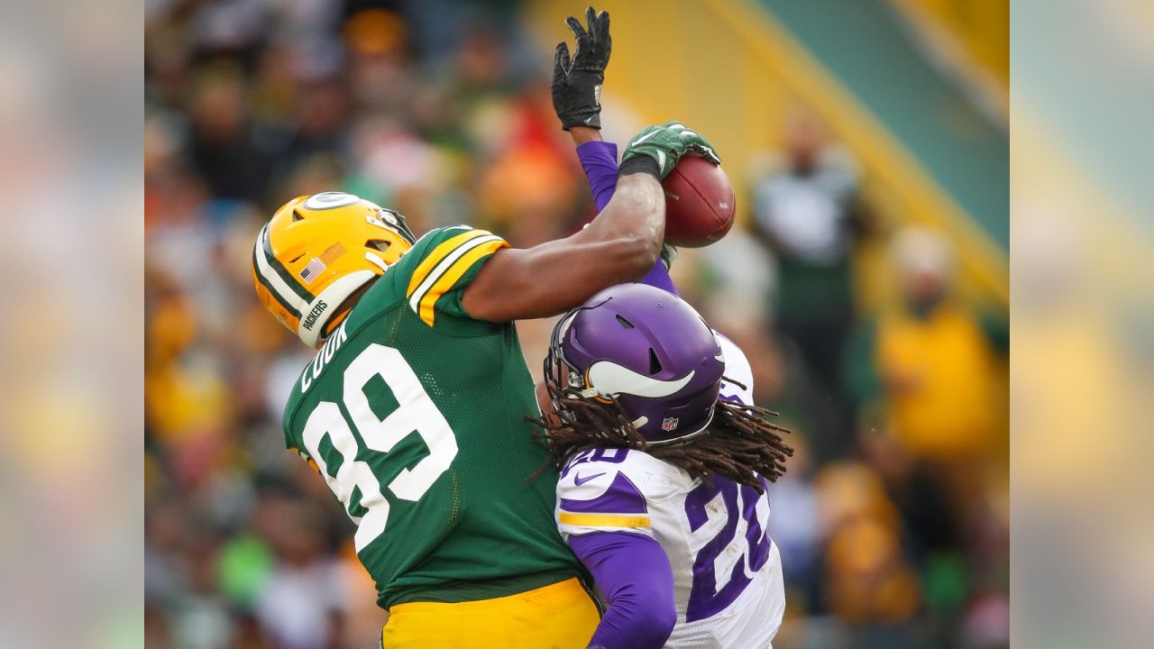 Vikings, Packers Face Off on Christmas Eve