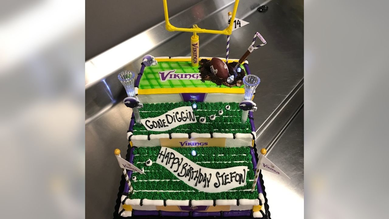 Minnesota Vikings Cake - Decorated Cake by BellaCakes & - CakesDecor