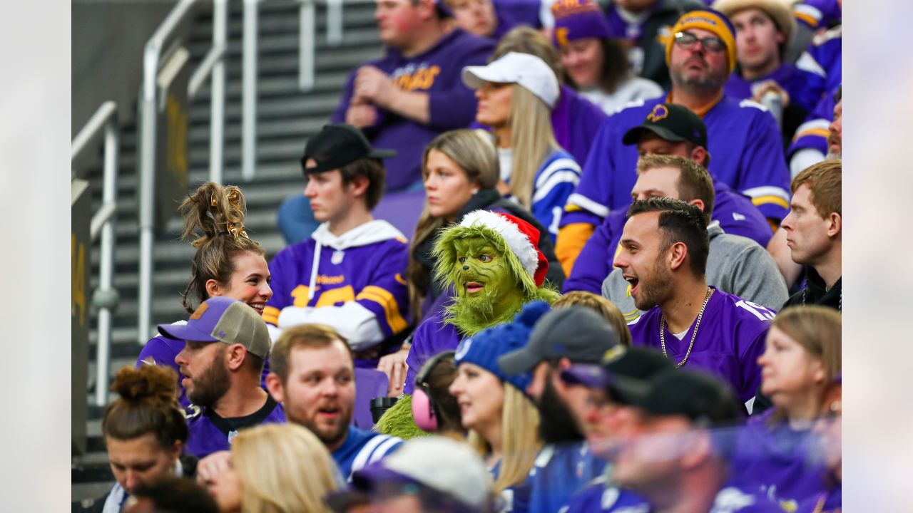 Indianapolis Colts vs. Minnesota Vikings. Fans support on NFL Game.  Silhouette of supporters, big screen with two rivals in background Stock  Photo - Alamy