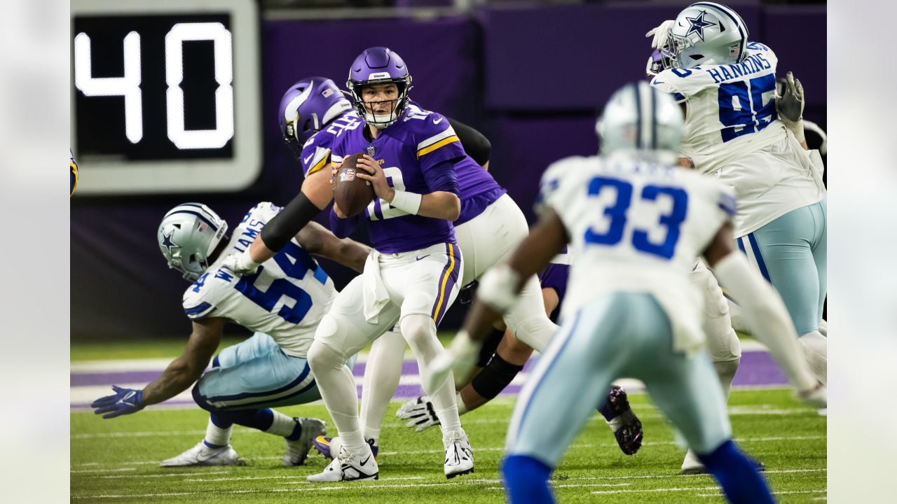 MINNEAPOLIS, MN - NOVEMBER 20: Minnesota Vikings quarterback Kirk