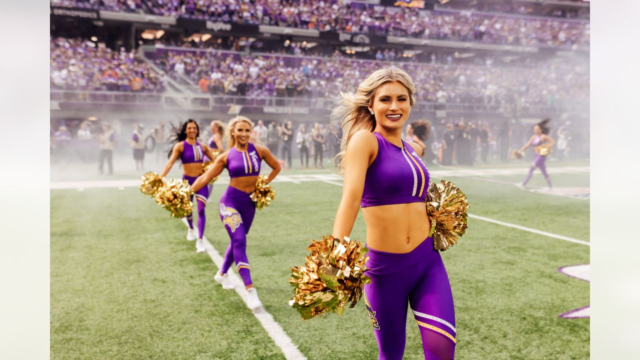 DVIDS - Images - Minnesota Vikings Cheerleaders Performance [Image 12 of 15]