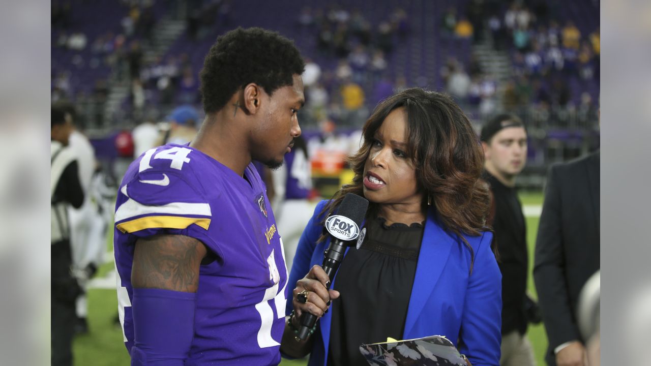 Fox Sports reporter Pam Oliver interviews Minnesota Vikings wide