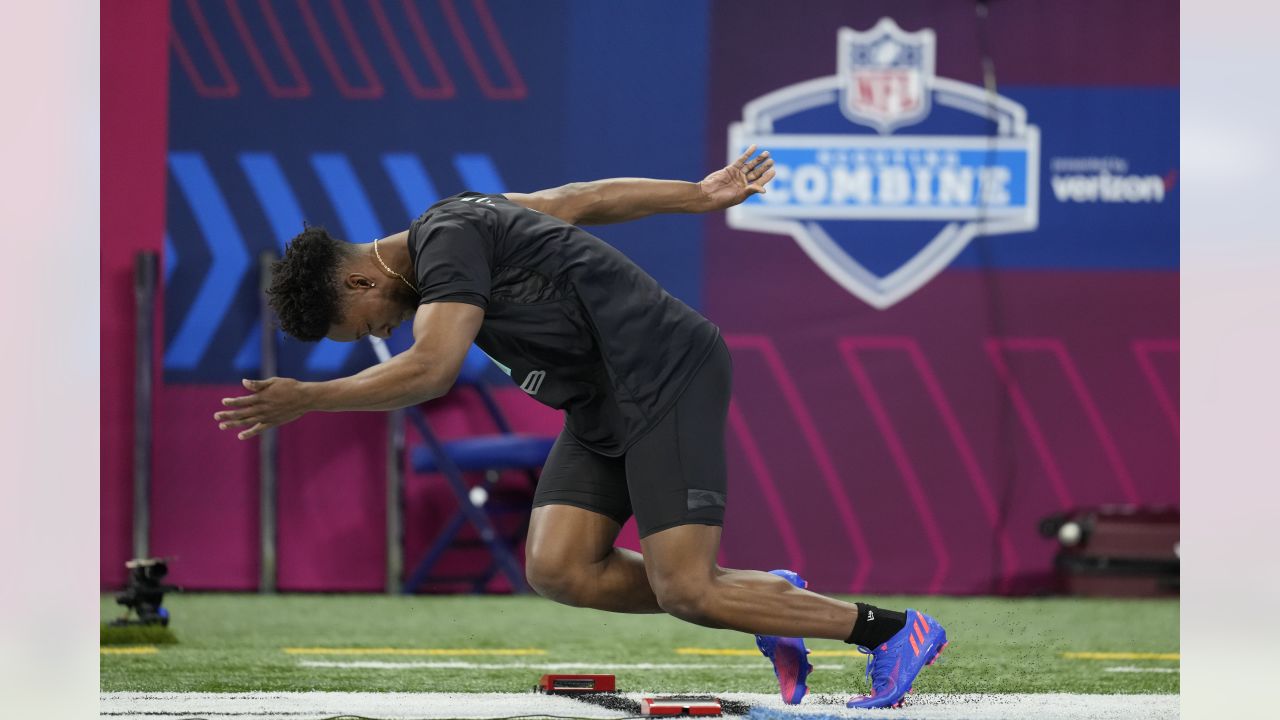 Defensive back Akayleb Evans runs official 4.46-second 40-yard dash at 2022  combine