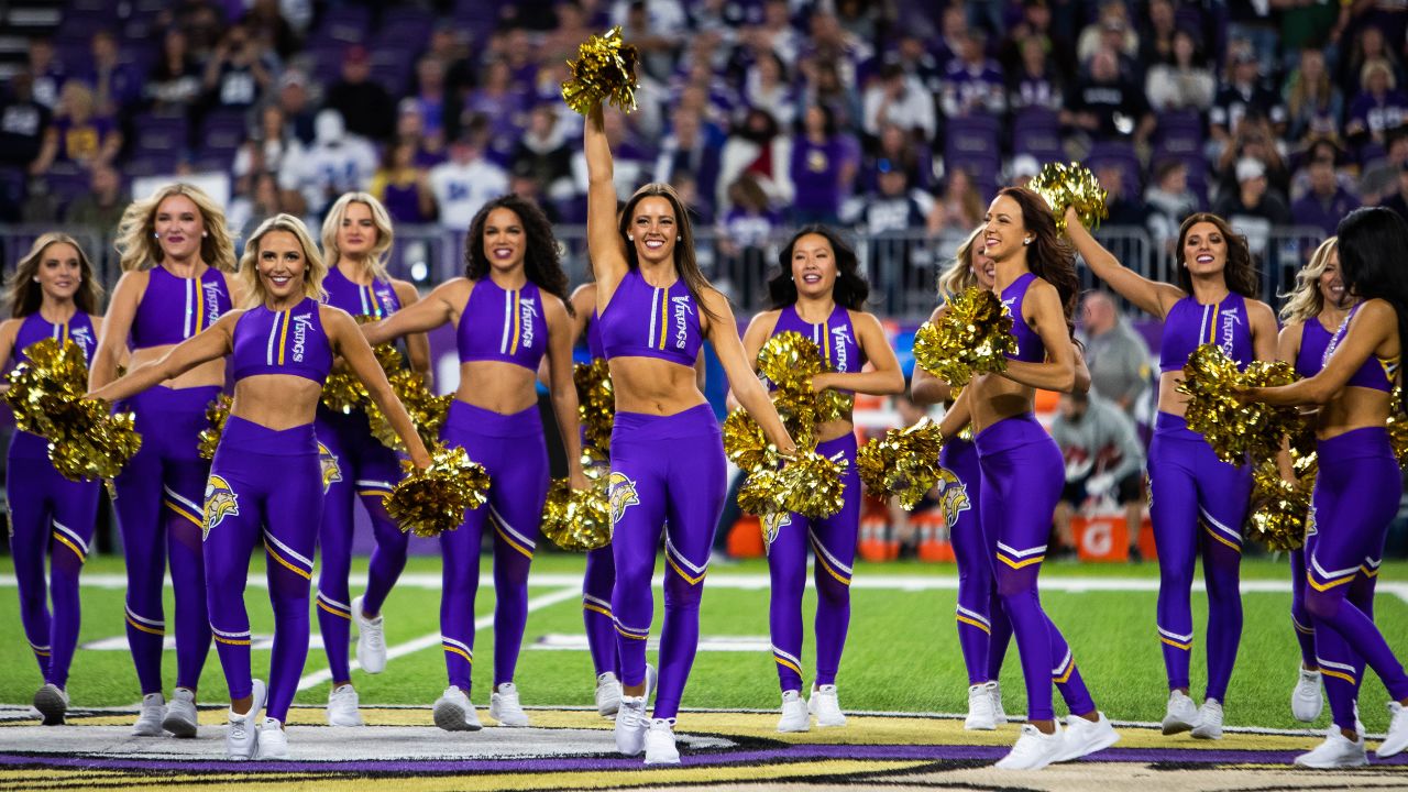 Minnesota Vikings Cheerleaders Stay Warm This Season with New OUTDOOR  Uniforms!