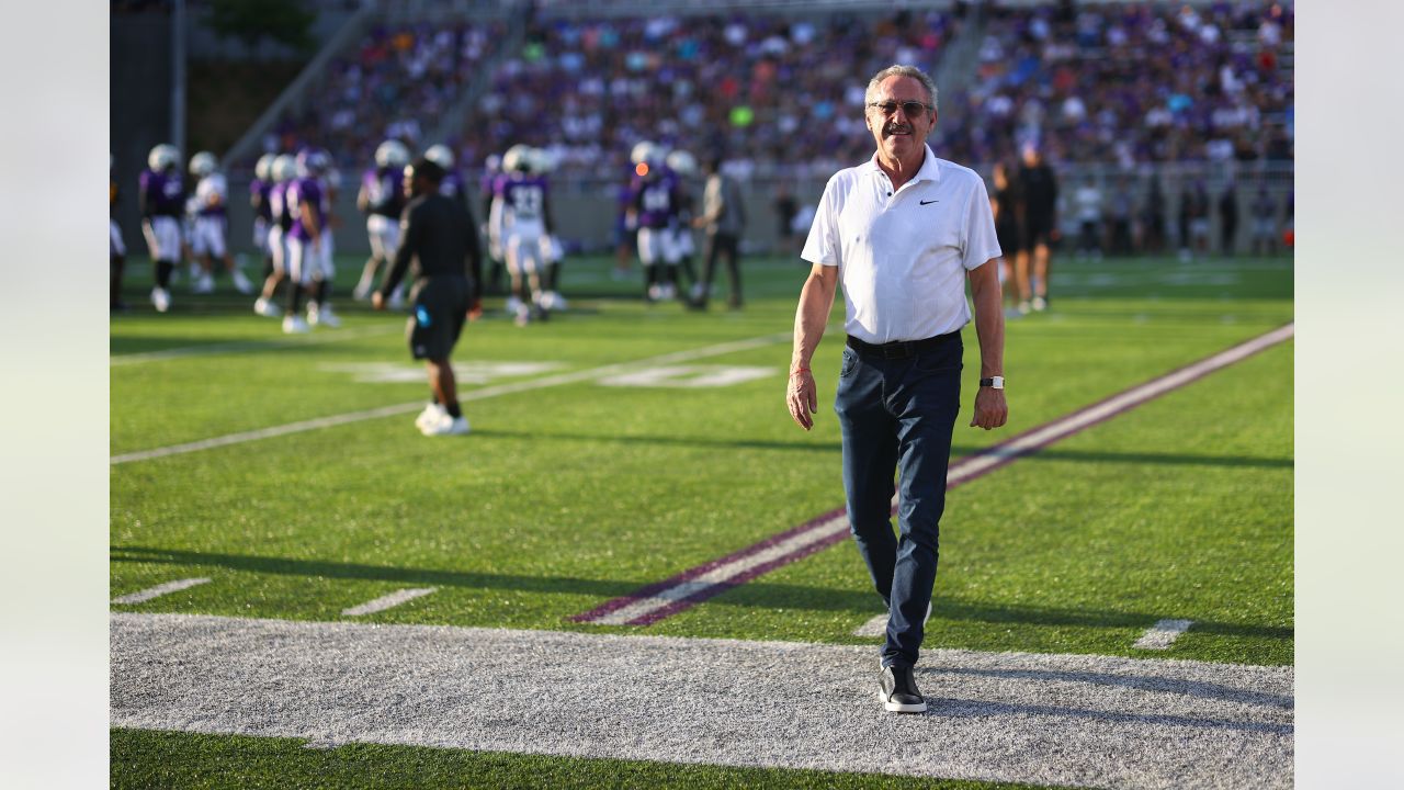 Minnesota Vikings tackle Brian O'Neill warms up before their game against  the San Francisco 49ers during an NFL preseason football game, Saturday,  Aug. 20, 2022, in Minneapolis. (AP Photo/Craig Lassig Stock Photo 