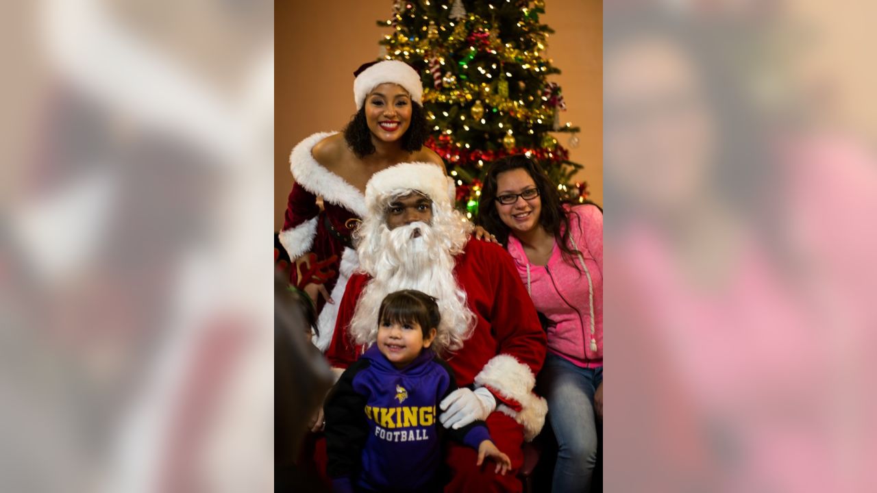 Minnesota Vikings' Adrian Peterson plays Santa Claus at housing shelter -  The Dickinson Press