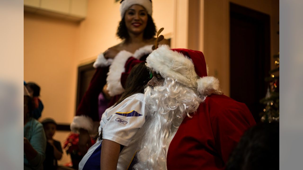 Minnesota Vikings' Adrian Peterson plays Santa Claus at housing shelter -  The Dickinson Press