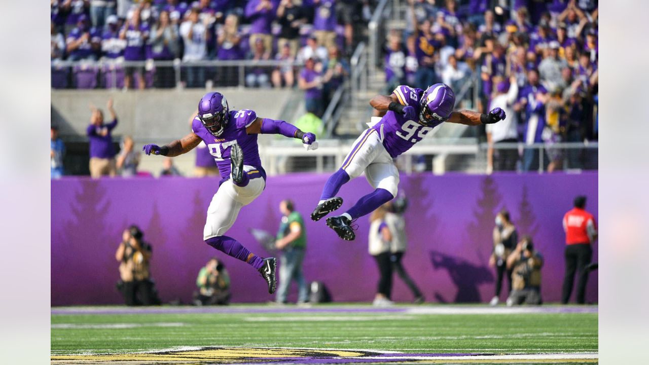 11442 Vikings V Lions Stock Photos, High-Res Pictures, and Images