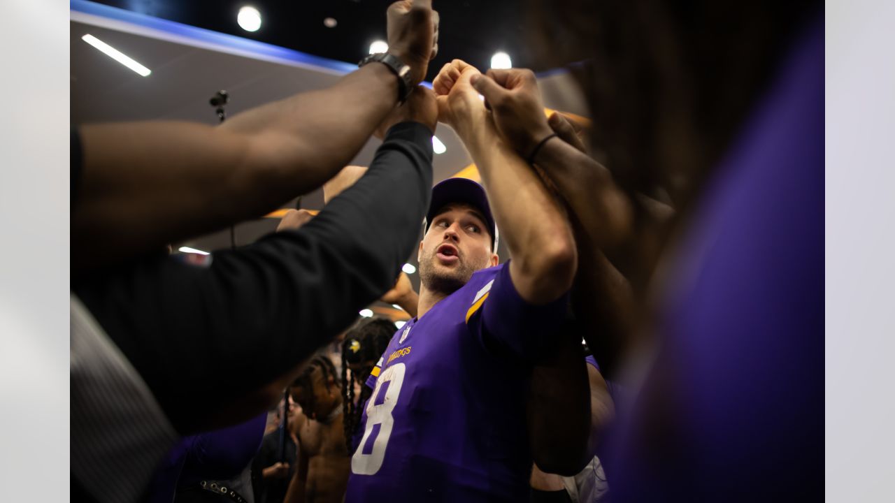 Kirk Cousins Takes Christian Darrisaw's Custom Chain for a Spin