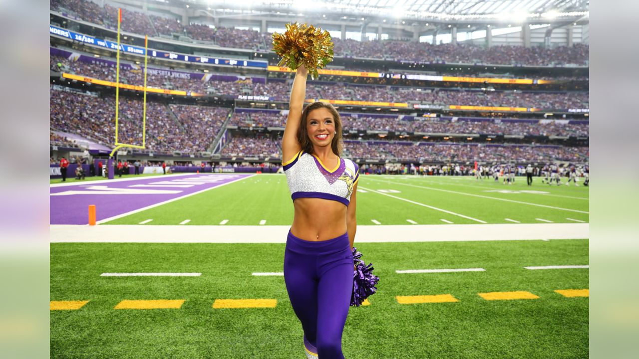 Las Vegas Raiders cheerleaders cheer during an NFL preseason football game  against the Minnesota Vikings on Aug. 14, 2022, in Las Vegas. (AP  Photo/Denis Poroy Stock Photo - Alamy