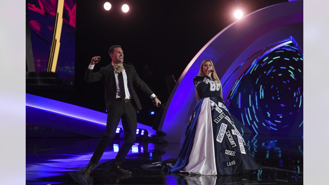 Watch Kirk Cousins sing with Kelly Clarkson at the NFL Honors