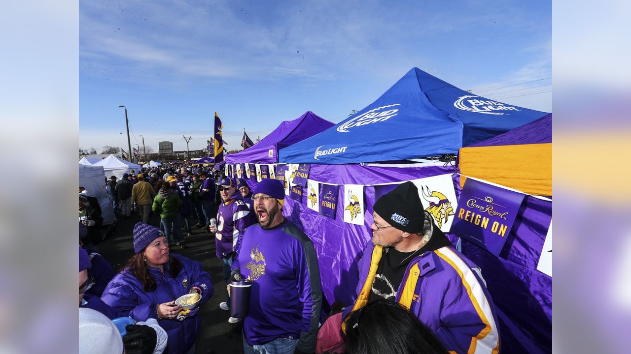 Packers/Vikings Tailgate Party Features Holmen Around River