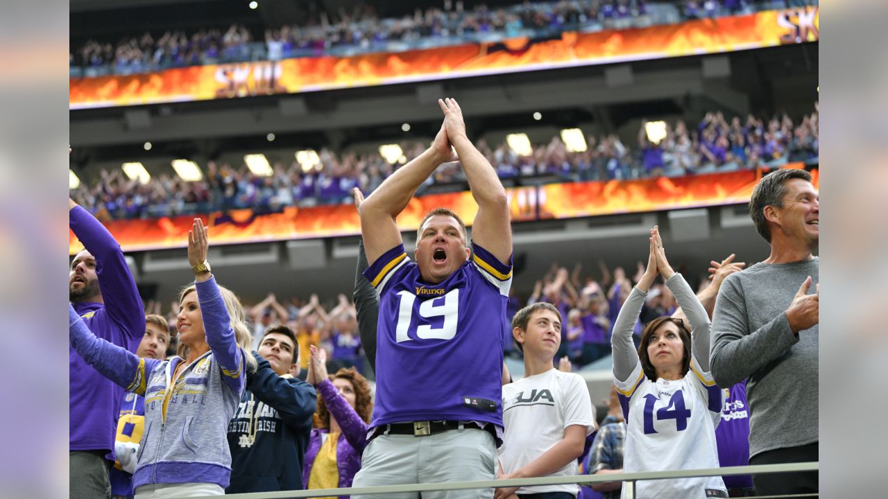 Dog clapping along to Vikings' SKOL chant is must-see content