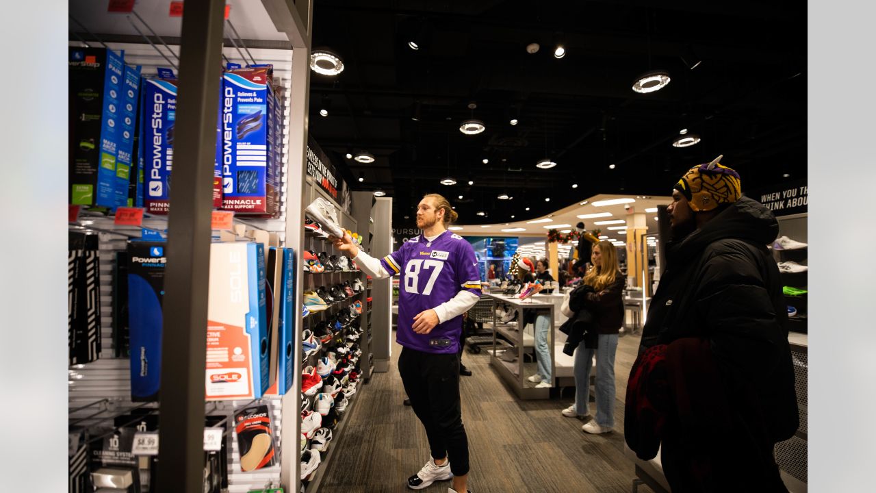 Vikings Team Up with SCHEELS & KFAN to Gift Others