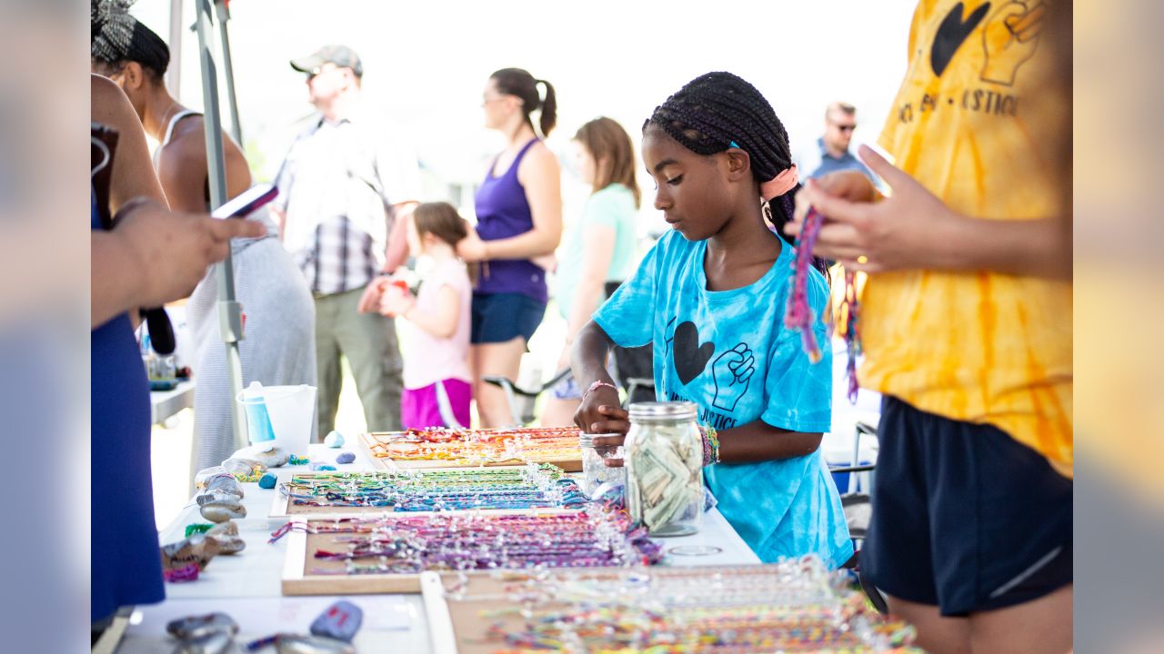 Vikings' C.J. Ham teams up with Minnesota girl selling bracelets