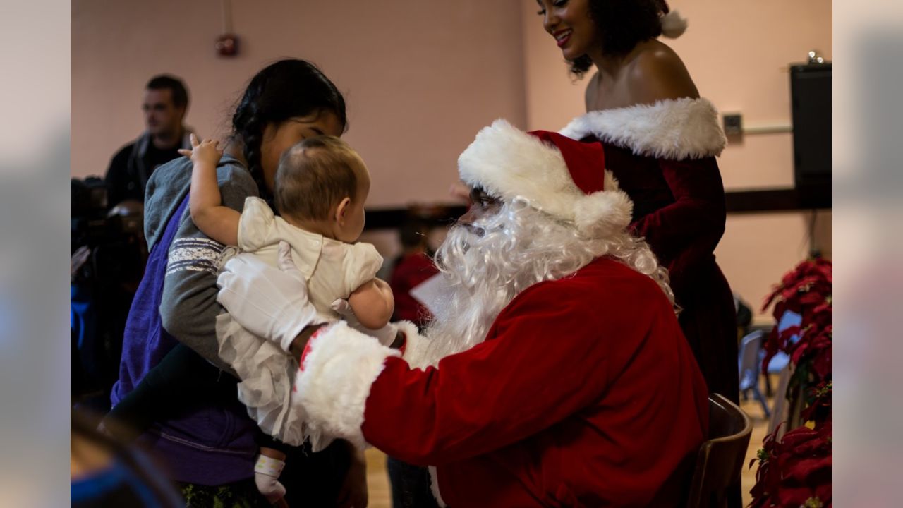 Minnesota Vikings' Adrian Peterson plays Santa Claus at housing shelter -  The Dickinson Press