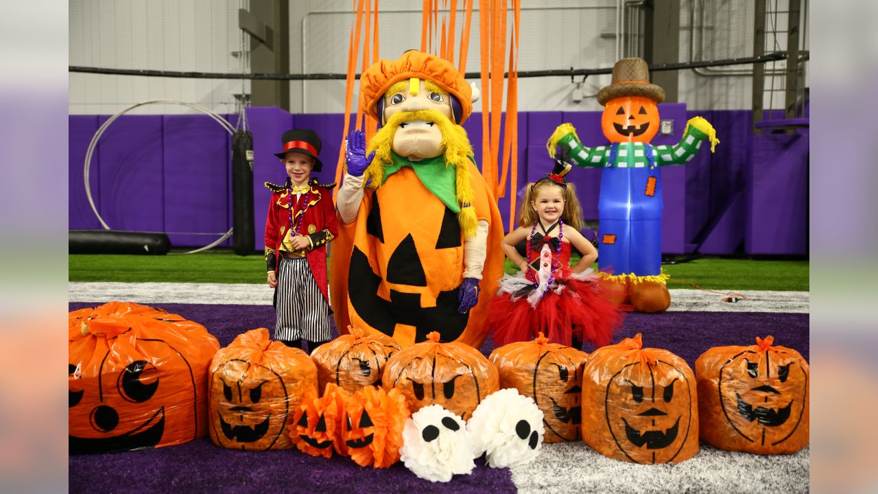 Tennessee Titans Cheerleaders Give Fans A 'Treat' For Halloween