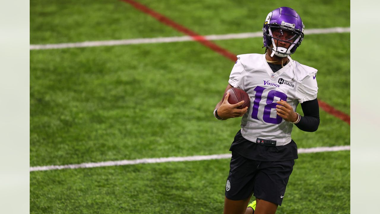 Los Angeles Chargers quarterback Justin Herbert during the first half of an  NFL football game against the Minnesota Vikings, Sunday, Nov. 14, 2021, in  Inglewood, Calif. (AP Photo/Gregory Bull Stock Photo - Alamy