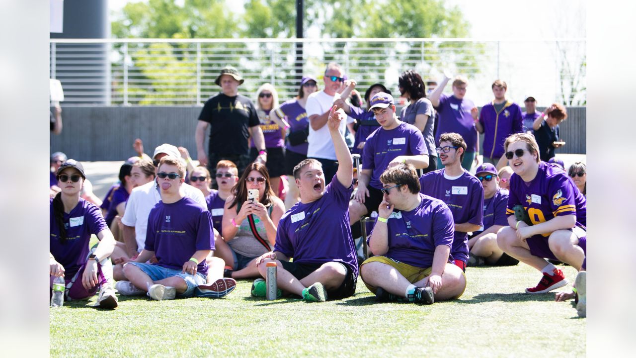 Minnesota Vikings defensive tackle Harrison Phillips takes part in drills  at the NFL football team's practice facility in Eagan, Minn., Tuesday, May  17, 2022. (AP Photo/Bruce Kluckhohn Stock Photo - Alamy