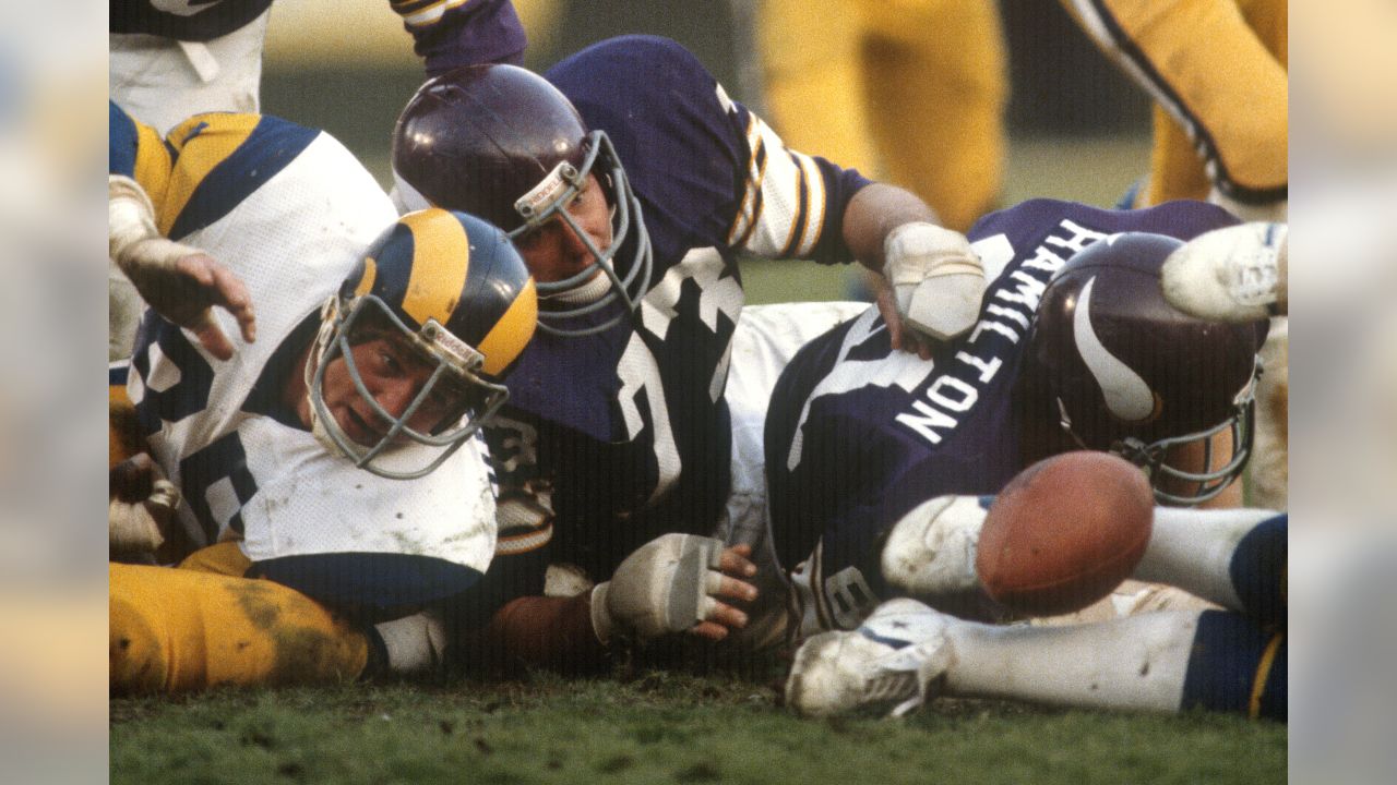 FILE--Minnesota Vikings pro football offensive tackle Ron Yary blocks  Fotografía de noticias - Getty Images