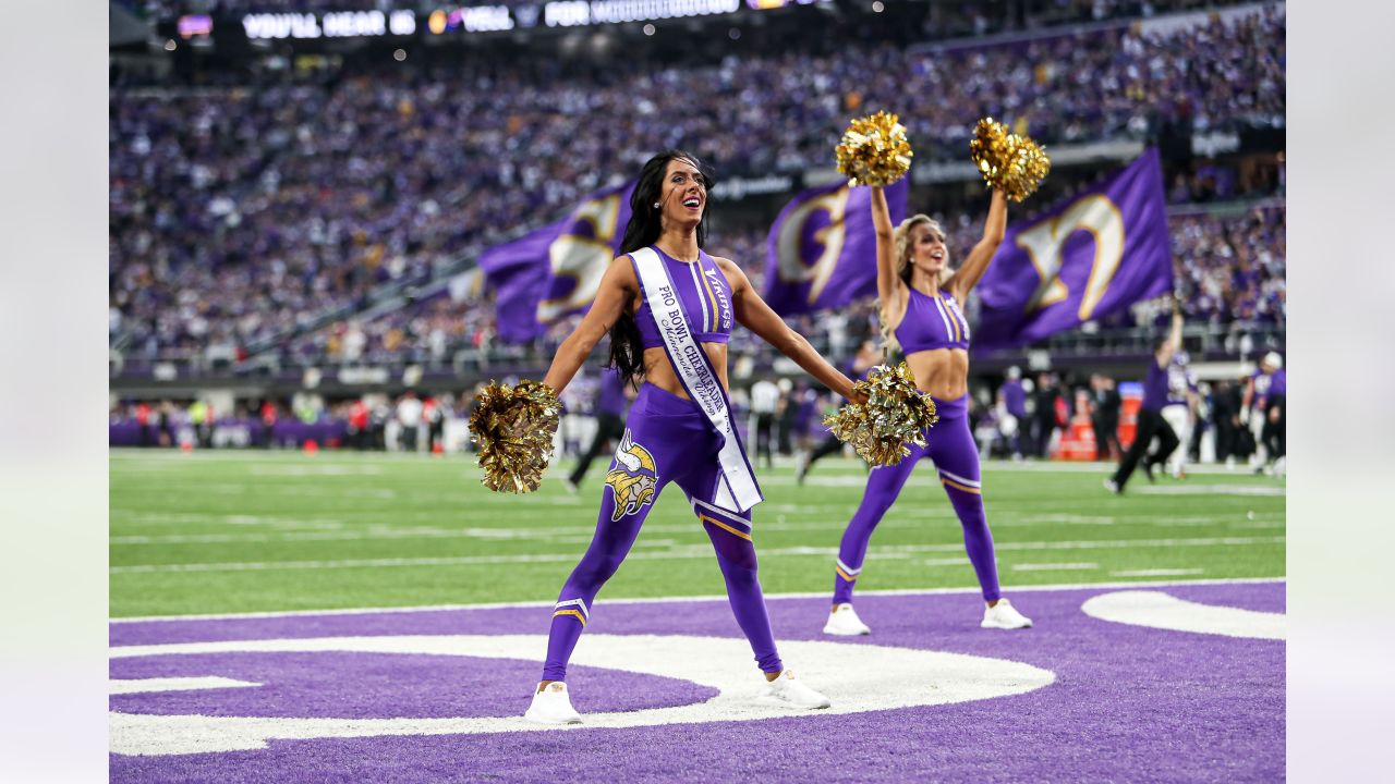 Indianapolis Colts vs. Minnesota Vikings. Fans support on NFL Game.  Silhouette of supporters, big screen with two rivals in background Stock  Photo - Alamy