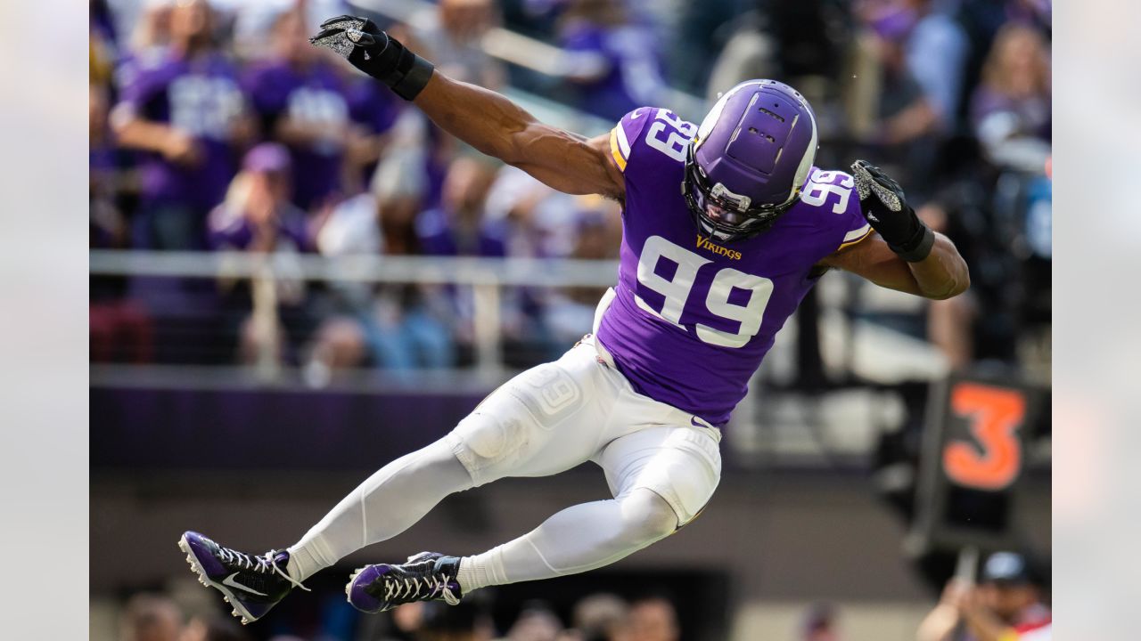 Vikings and Danielle Hunter end standoff, reach new deal