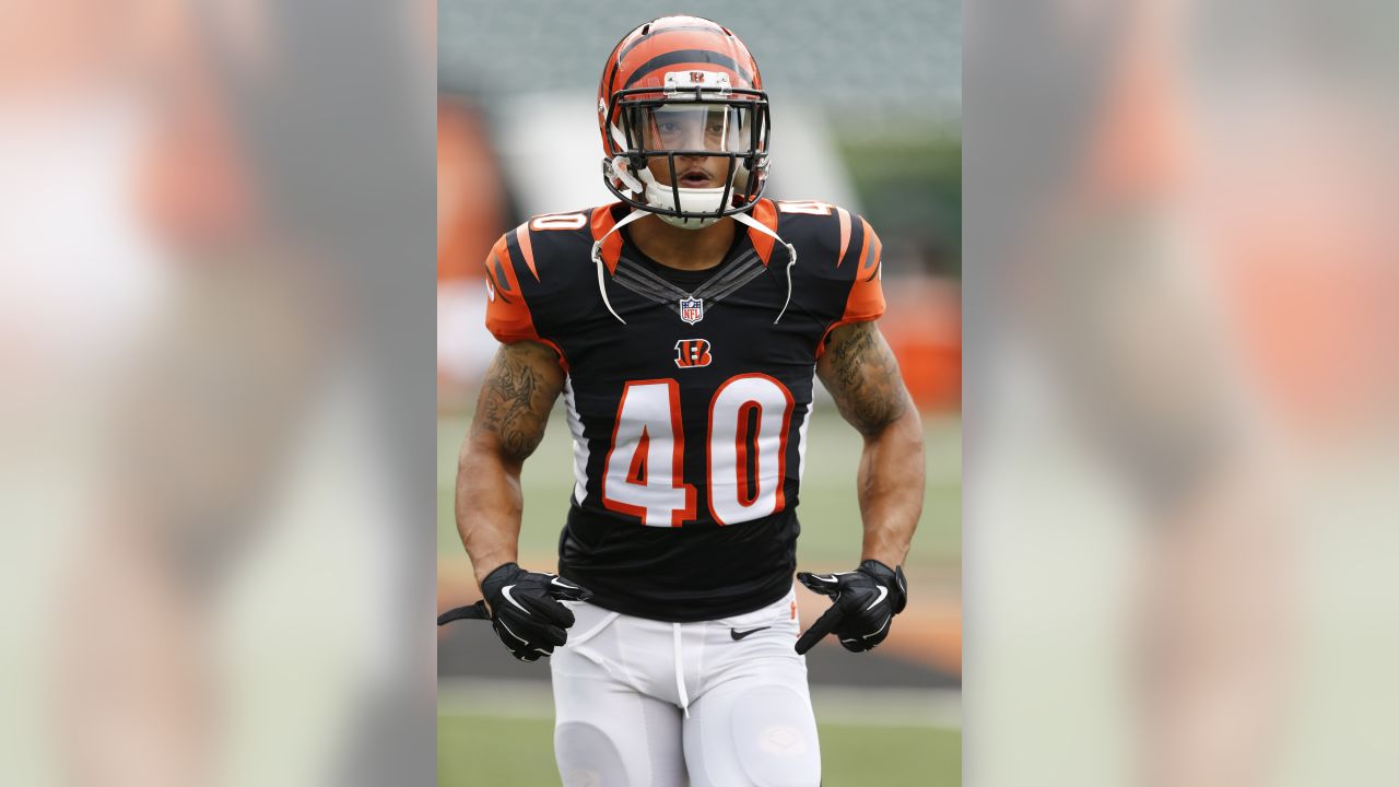 EAST RUTHERFORD, NJ - SEPTEMBER 25: Cincinnati Bengals defensive end Sam  Hubbard (94) warms up prior to the National Football League game between  the New York Jets and the Cincinnati Bengals on