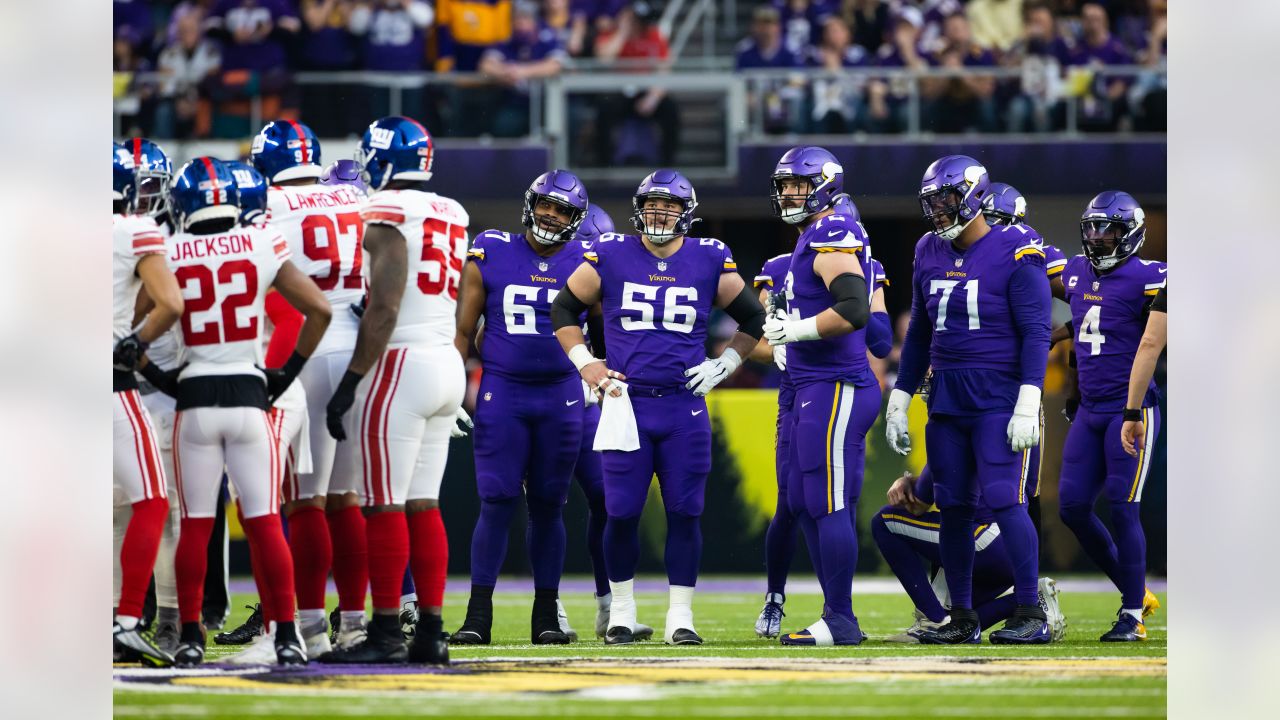 Vikings re-sign center Garrett Bradbury prior to 2023 NFL free