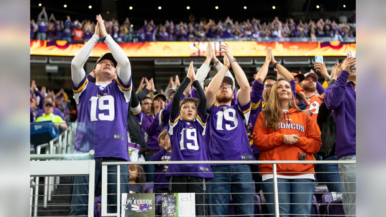 Dog clapping along to Vikings' SKOL chant is must-see content