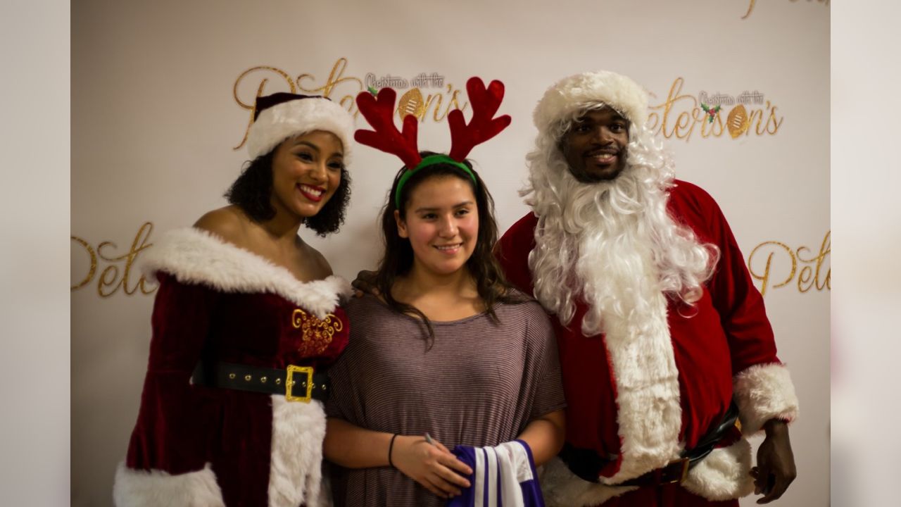 Minnesota Vikings' Adrian Peterson plays Santa Claus at housing shelter -  The Dickinson Press