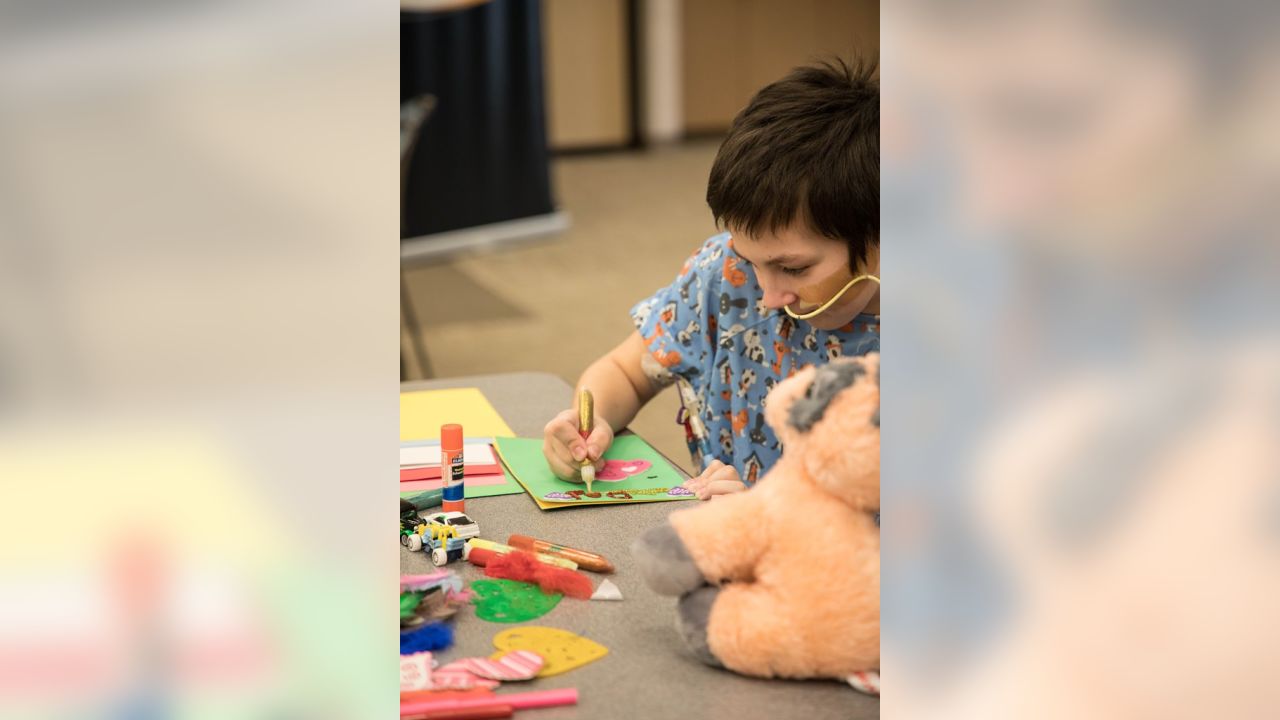 Children's Minnesota on X: Rhett Ellison from MN @Vikings and wife, Raina,  shared some love by making homemade #Valentines w/patients! Thanks for  stopping by today!  / X