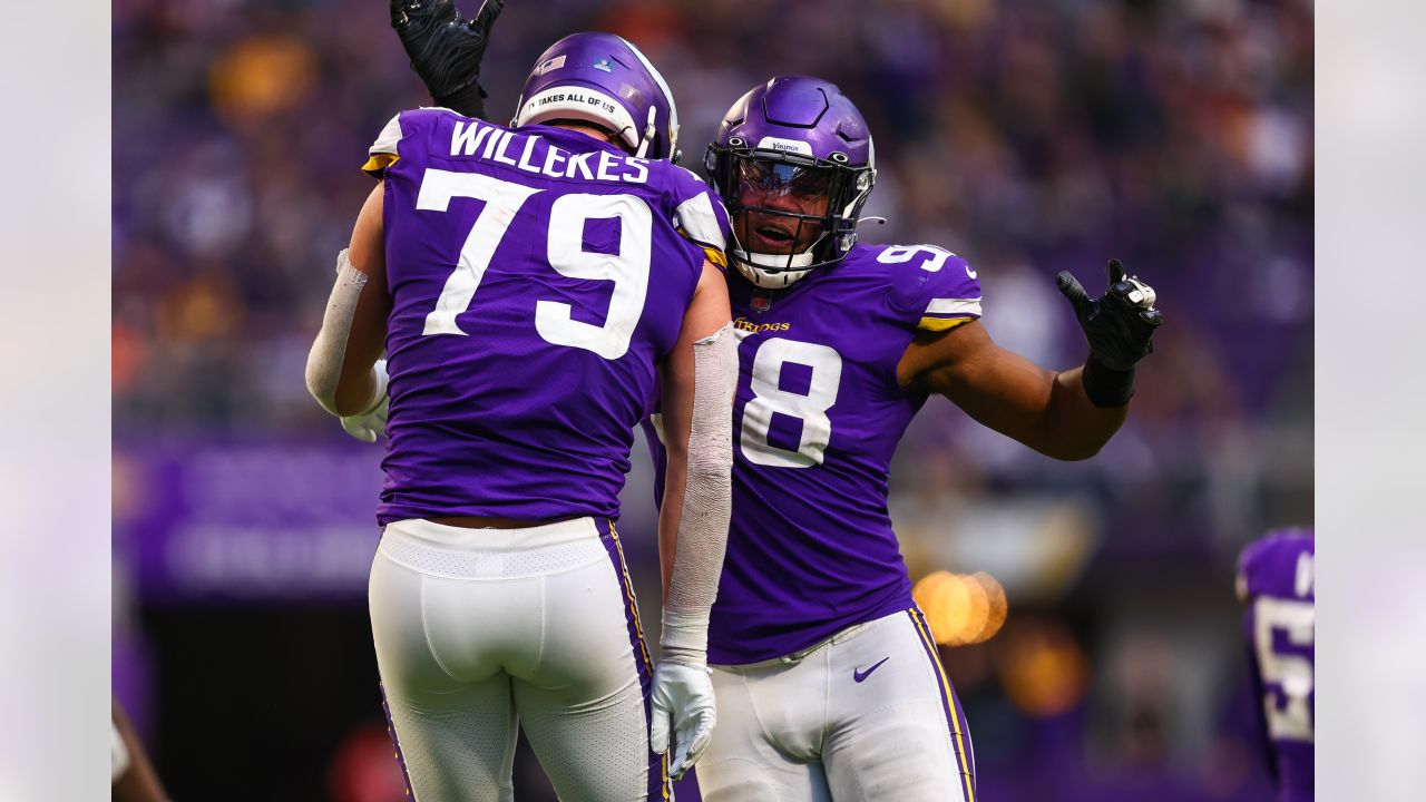 The Vikings re-signed OLB Kenny Willekes and TE Ben Ellefson.