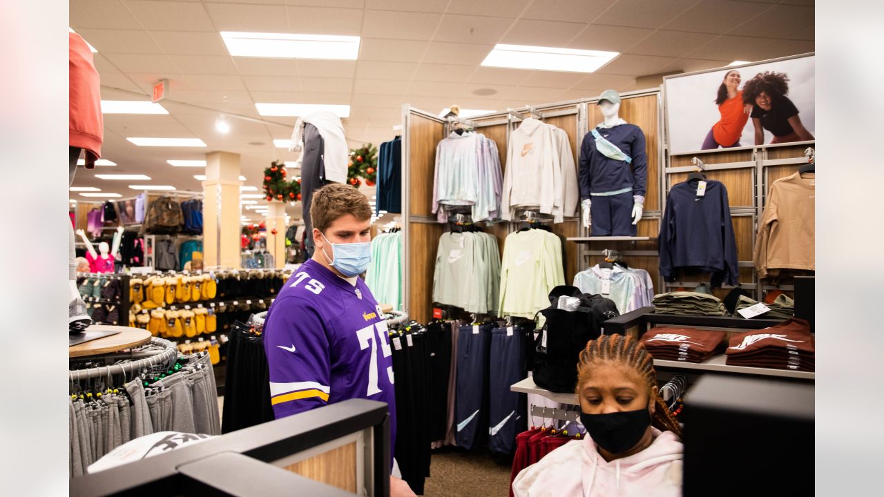 Vikings Team Up with SCHEELS to Spread Holiday Cheer