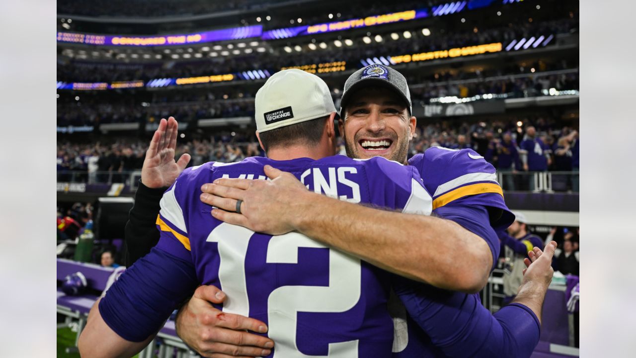 Kirk Cousins Takes Christian Darrisaw's Custom Chain for a Spin