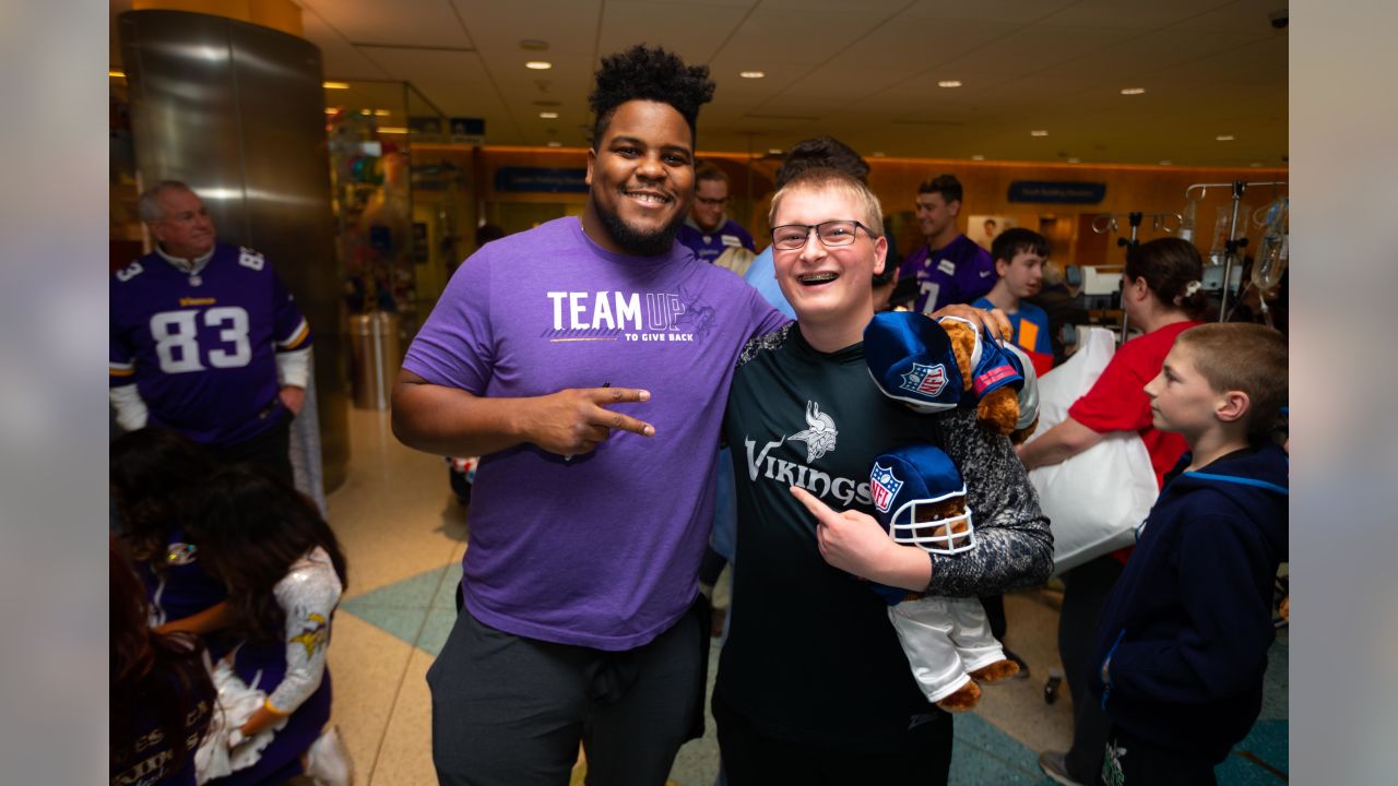 Vikings Team Up with SCHEELS to Spread Holiday Cheer