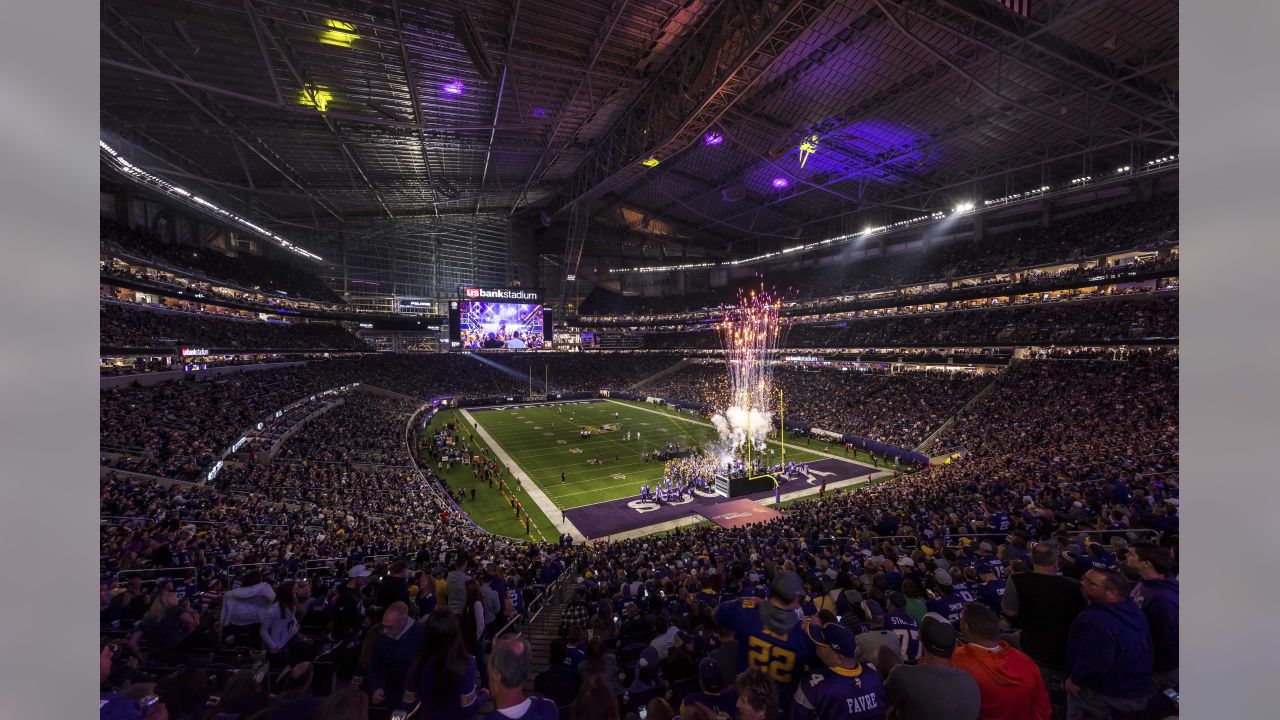 English alternative rock performer Yungblud performs a song during halftime  of the Minnesota Vikings vs New Orleans Saints NFL Game on Sun Oct. 2, 202  Stock Photo - Alamy