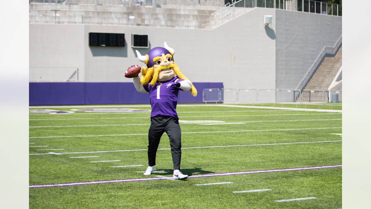 Deestroying Visits Vikings Training Camp