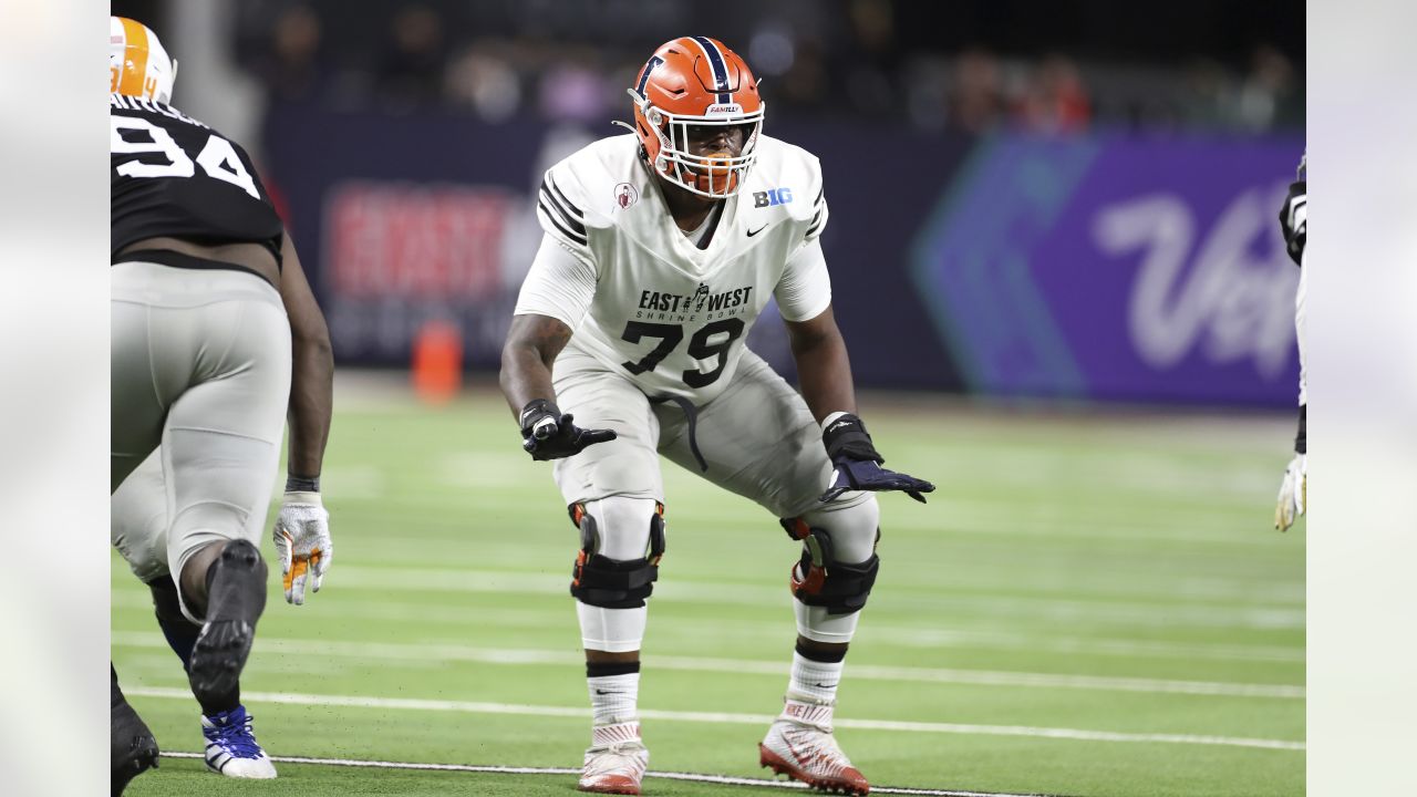 Minnesota Vikings offensive tackle Vederian Lowe leaves the field after  their loss to the Las Vegas Raiders in an NFL preseason football game,  Sunday, Aug. 14, 2022, in Las Vegas. (AP Photo/John