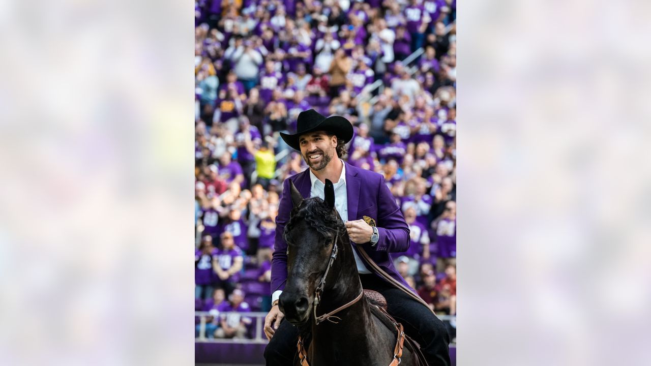 Vikings' Jared Allen shows up on horseback for Ring of Honor ceremony