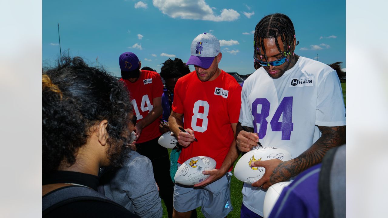 The Vikings honoured George Floyd and his family before their season opener  - Article - Bardown