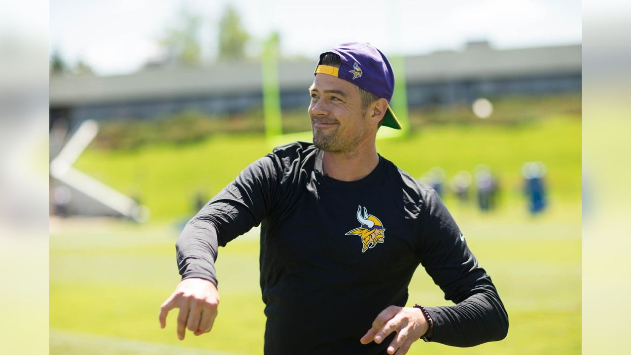 Josh Duhamel joins WCCO's Vikings pregame show - CBS Minnesota