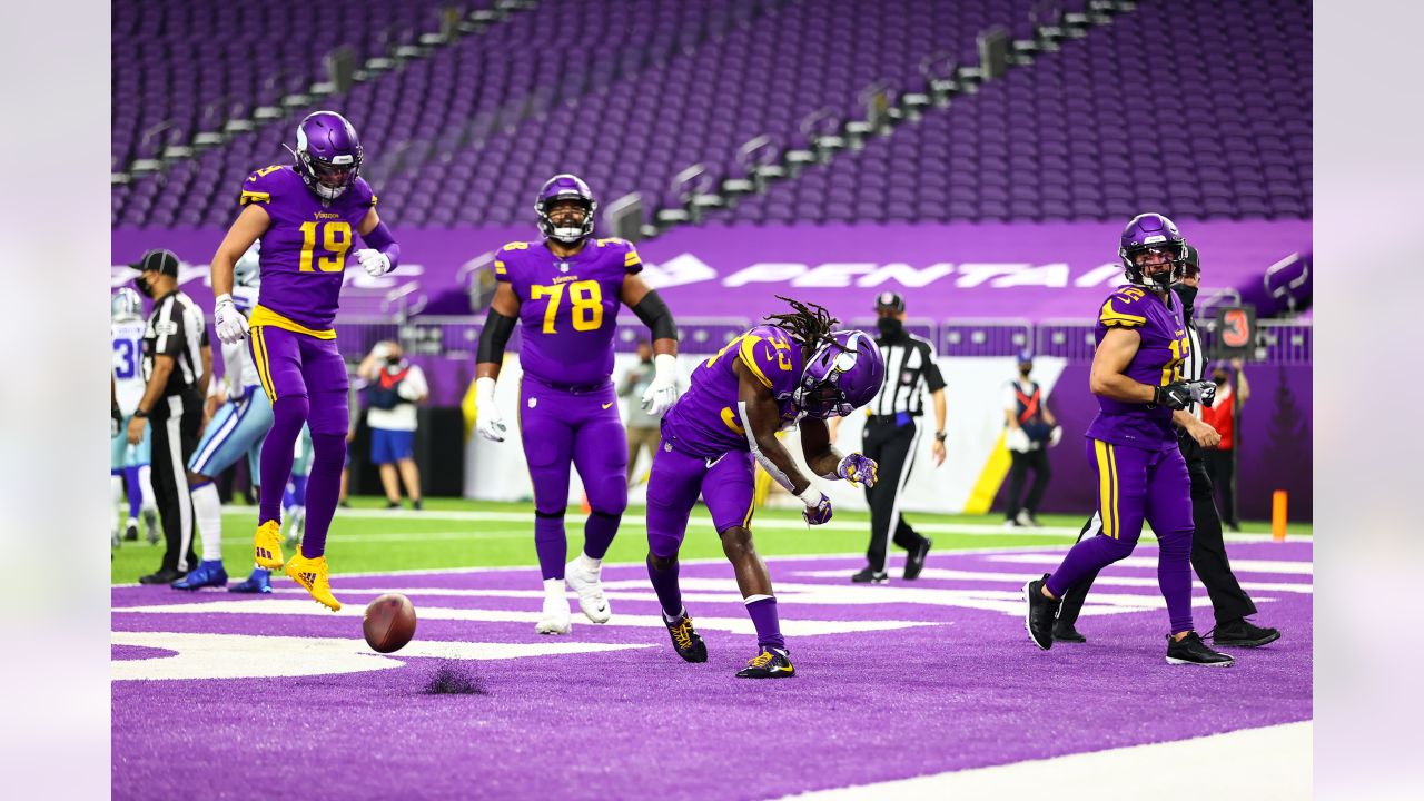 Minnesota Vikings vs. Dallas Cowboys . NFL Game. American Football League  match. Silhouette of professional player celebrate touch down. Screen in  bac Stock Photo - Alamy