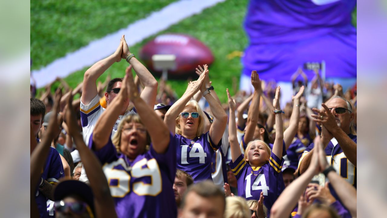 Dog clapping along to Vikings' SKOL chant is must-see content