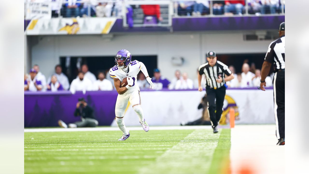 Minnesota Vikings linebacker Danielle Hunter warms up on the practice field  during NFL football training camp Monday, July 31, 2023, in Eagan, Minn.  (AP Photo/Craig Lassig Stock Photo - Alamy